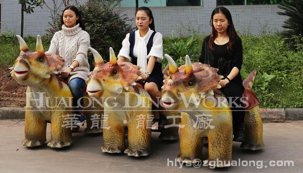 華龍藝術(shù)顏色鮮艷的三角龍跑跑車